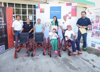 Blanca Merari entrega sillas de ruedas donadas por el Rally Maya y Fundación Alejo Peralta