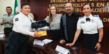 Dignifica Atenea Gómez labor de policías; entrega uniformes nuevos y bodycams