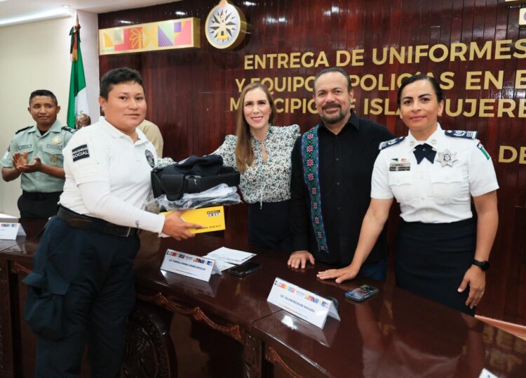 Dignifica Atenea Gómez labor de policías; entrega uniformes nuevos y bodycams