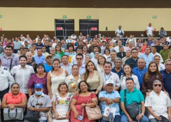 Mara Lezama entrega reconocimientos a trabajadores por años de servicio