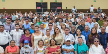 Mara Lezama entrega reconocimientos a trabajadores por años de servicio