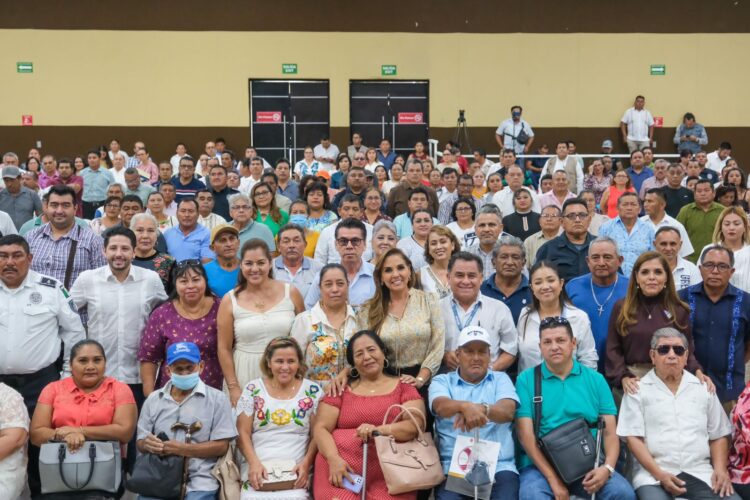 Mara Lezama entrega reconocimientos a trabajadores por años de servicio