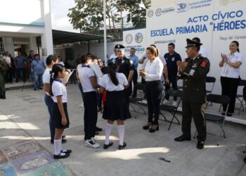 Fomenta Lili Campos valores cívicos y patrios en Playa del Carmen