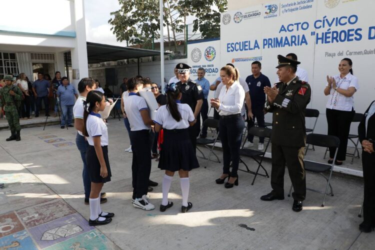 Fomenta Lili Campos valores cívicos y patrios en Playa del Carmen