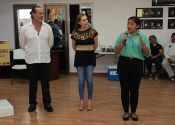 Fomenta Atenea Gómez desarrollo ordenado de Isla Mujeres con mesas de trabajo