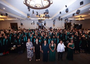 Blanca Merari asiste a graduación de estudiantes del Colegio de Bachilleres