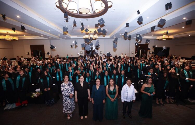 Blanca Merari asiste a graduación de estudiantes del Colegio de Bachilleres