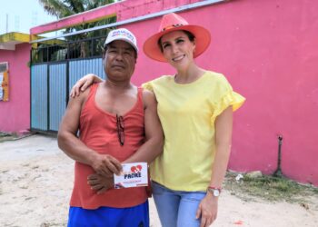 Felicita y reconoce Atenea Gómez a los padres de Isla Mujeres
