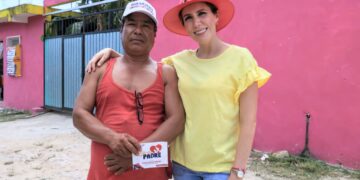 Felicita y reconoce Atenea Gómez a los padres de Isla Mujeres