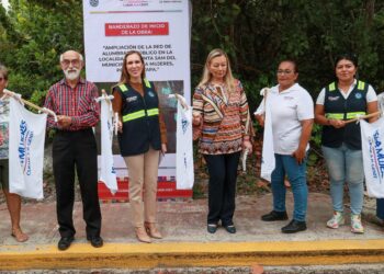 Atenea Gómez ilumina carretera en la localidad de Punta Sam