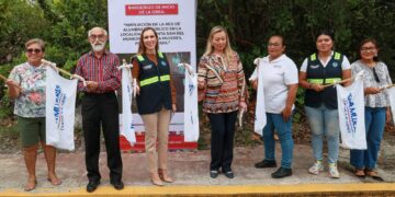 Atenea Gómez ilumina carretera en la localidad de Punta Sam