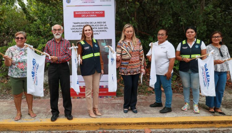Atenea Gómez ilumina carretera en la localidad de Punta Sam