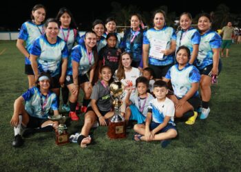 Premia Atenea Gómez a ganadoras de Liga Municipal de Fútbol 7 Femenil de Isla Mujeres