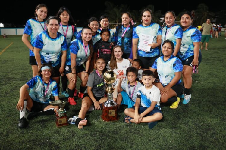 Premia Atenea Gómez a ganadoras de Liga Municipal de Fútbol 7 Femenil de Isla Mujeres