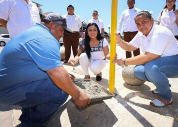Blanca Merari entrega de manera oficial paradero de taxis en el Casco Antiguo