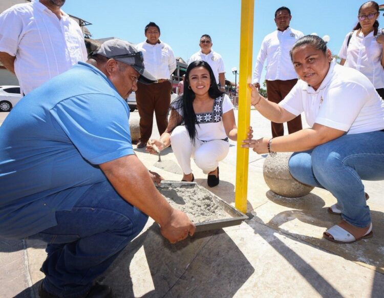 Blanca Merari entrega de manera oficial paradero de taxis en el Casco Antiguo