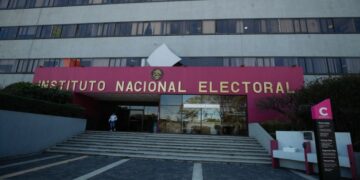 Consejeros del INE reciben invitación para encuentro con AMLO