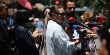 INE y AMLO acuerdan establecer mesas para mejorar colaboración