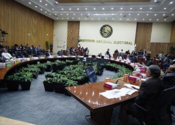 Pretende comisión del INE frenar giras de "corcholatas": Morena