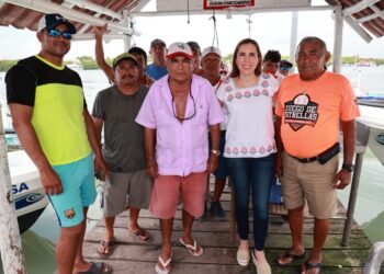 Entrega Atenea Gómez apoyos económicos a pescadores de Isla Mujeres