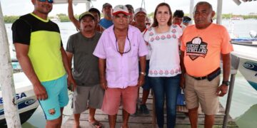 Entrega Atenea Gómez apoyos económicos a pescadores de Isla Mujeres