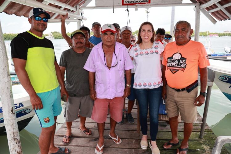 Entrega Atenea Gómez apoyos económicos a pescadores de Isla Mujeres
