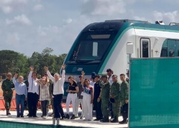 Junto a AMLO, Mara Lezama da banderazo para recibir vagón del Tren Maya