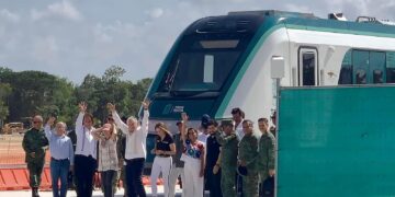 Junto a AMLO, Mara Lezama da banderazo para recibir vagón del Tren Maya