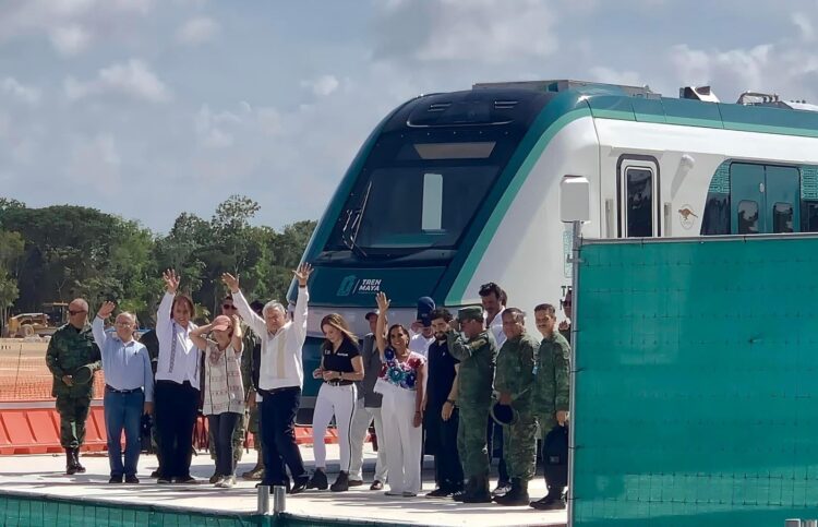 Junto a AMLO, Mara Lezama da banderazo para recibir vagón del Tren Maya