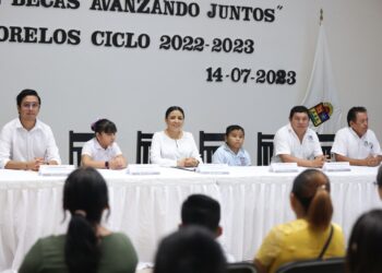 Blanca Merari cumple con entrega de becas escolares en Puerto Morelos