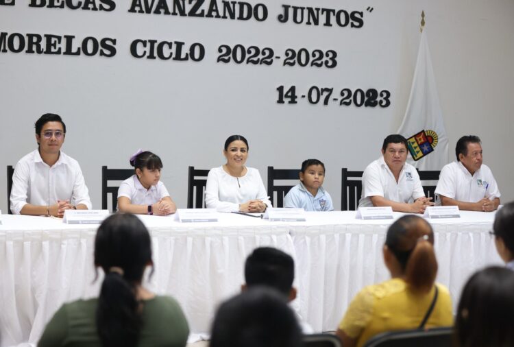 Blanca Merari cumple con entrega de becas escolares en Puerto Morelos