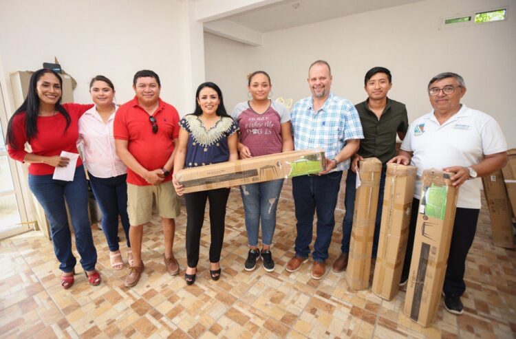 Blanca Merari impulsa a mujeres y jóvenes emprendedores de Leona Vicario