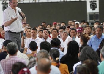 Marcelo Ebrard insiste en debatir con la candidata de la oposición
