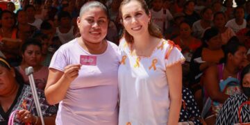 Realiza gobierno de Atenea Gómez primer depósito en tarjetas del programa Isleña de Corazón