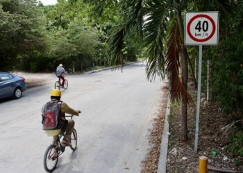 Gobierno de Puerto Morelos coloca nueva señaletica en vialidades del municipio