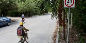 Gobierno de Puerto Morelos coloca nueva señaletica en vialidades del municipio