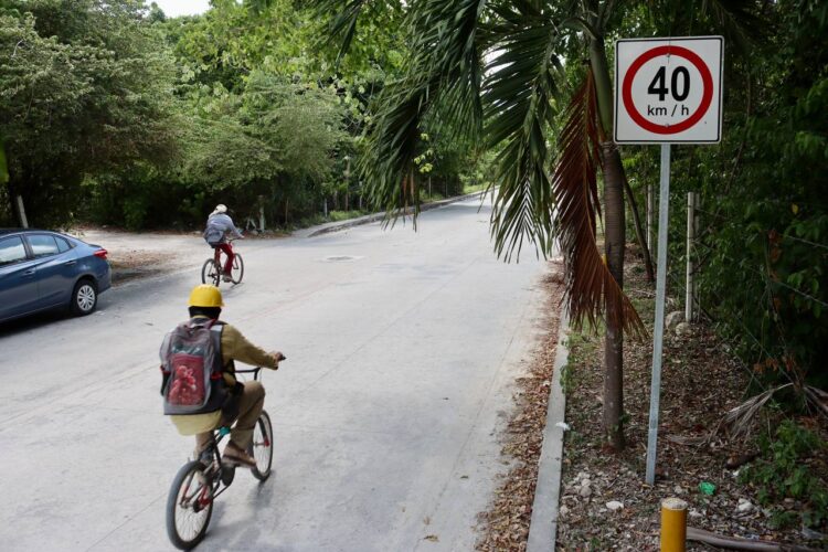 Gobierno de Puerto Morelos coloca nueva señaletica en vialidades del municipio
