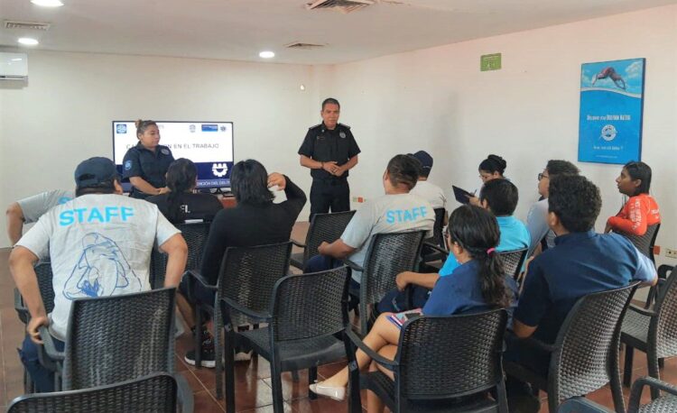 Capacitan en prevención del ‘robo hormiga’ a personal del sector turístico en Isla Mujeres