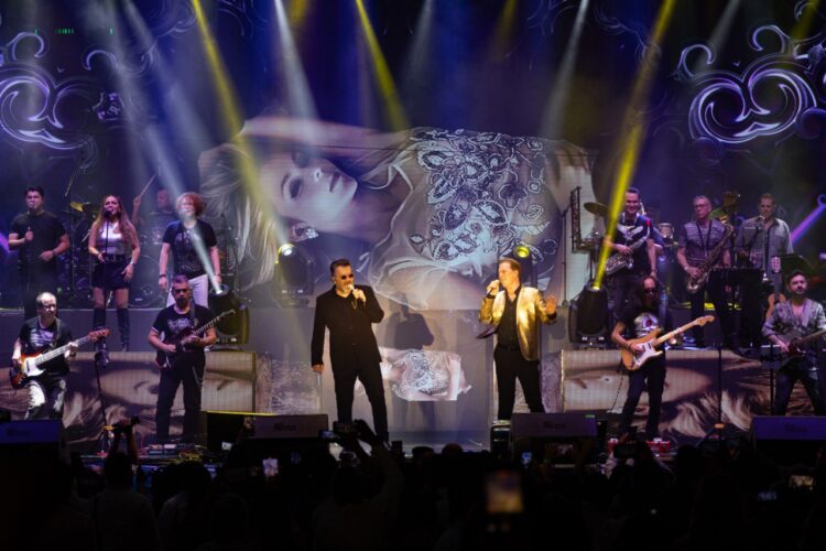 Mijares y Emmanuel cautivan a miles durante el 30 aniversario de Solidaridad