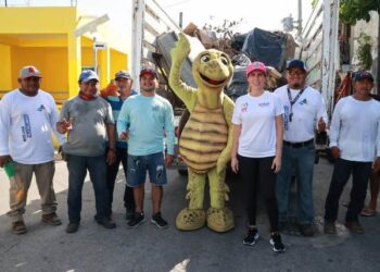 Acerca Atenea Gomez brigadas médicas y Limpiatón a familias de Isla Mujeres