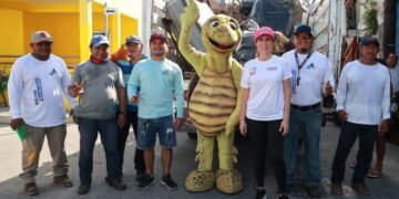 Acerca Atenea Gomez brigadas médicas y Limpiatón a familias de Isla Mujeres