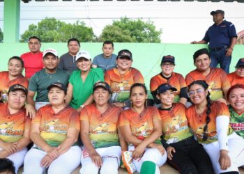 Blanca Merari lanza primera bola de cuadrangular de sóftbol femenil con causa en Leona Vicario