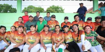 Blanca Merari lanza primera bola de cuadrangular de sóftbol femenil con causa en Leona Vicario