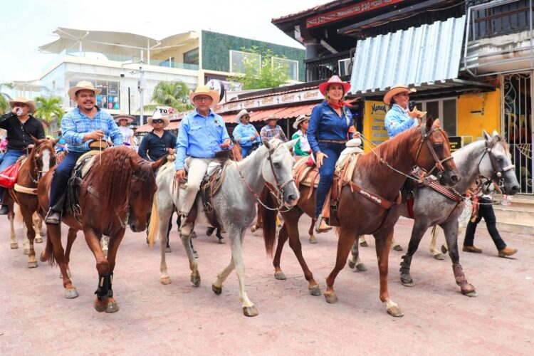 Realizan en Playa del Carmen segunda cabalgata urbana