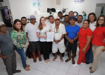 Entrega Atenea Gómez Cámara Hiperbárica a pescadores de Isla Mujeres