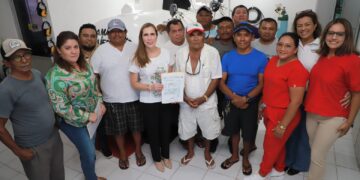 Entrega Atenea Gómez Cámara Hiperbárica a pescadores de Isla Mujeres