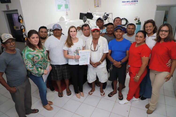 Entrega Atenea Gómez Cámara Hiperbárica a pescadores de Isla Mujeres