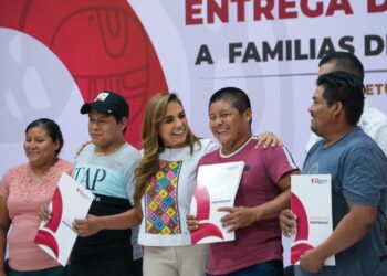 Entrega Mara Lezama títulos de propiedad a habitantes de Maya Balam