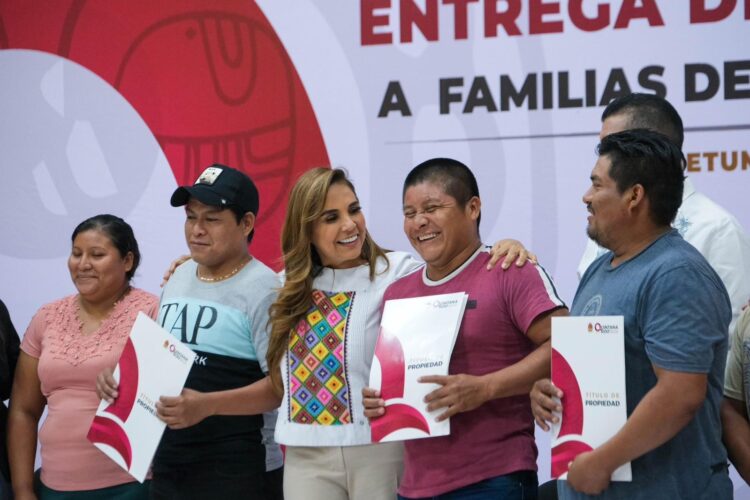 Entrega Mara Lezama títulos de propiedad a habitantes de Maya Balam
