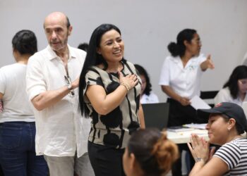 Blanca Merari entrega constancias del programa estatal “Mujer es Poder”